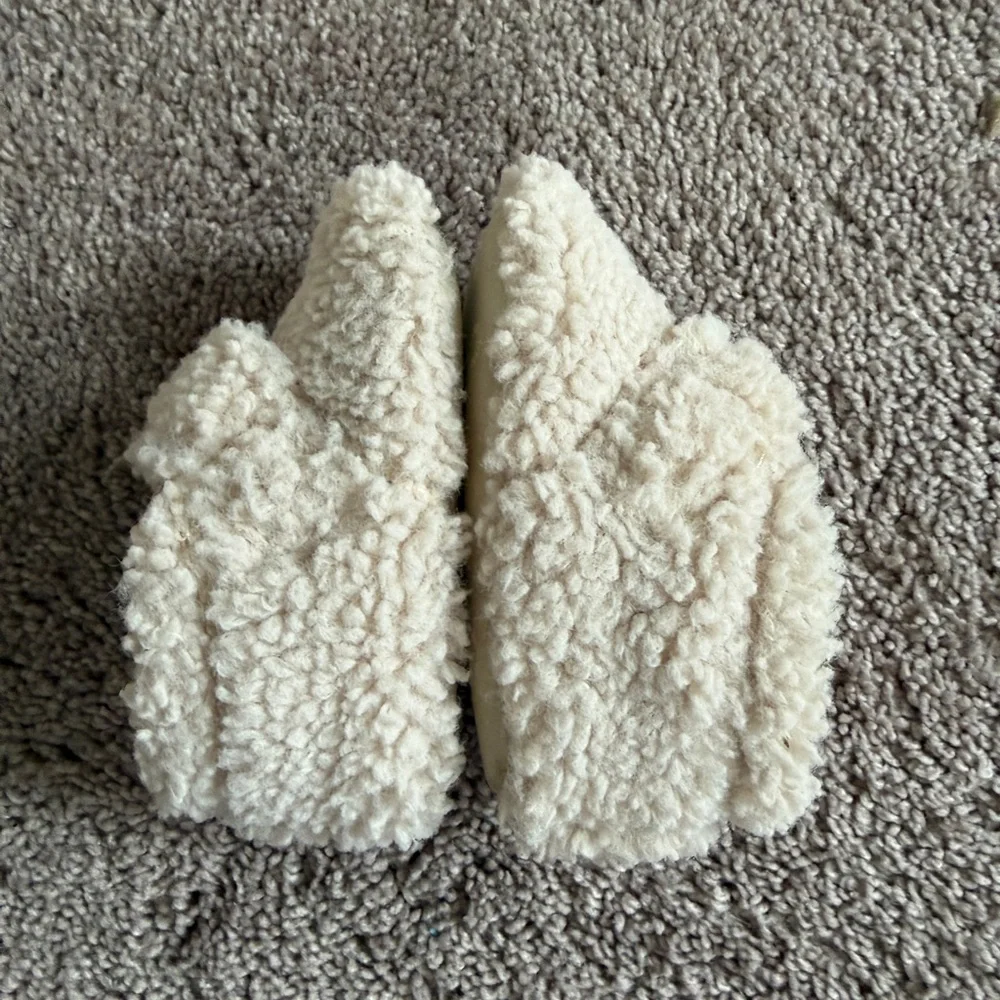 UGG Baby Bixbee Cream Sherpa faux fur Slip-Ons slippers crib shoes size 4/5